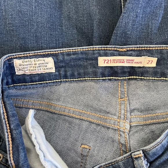 Ripped Knee Levi's High-rise Skinny Jean - Picture 3 of 4